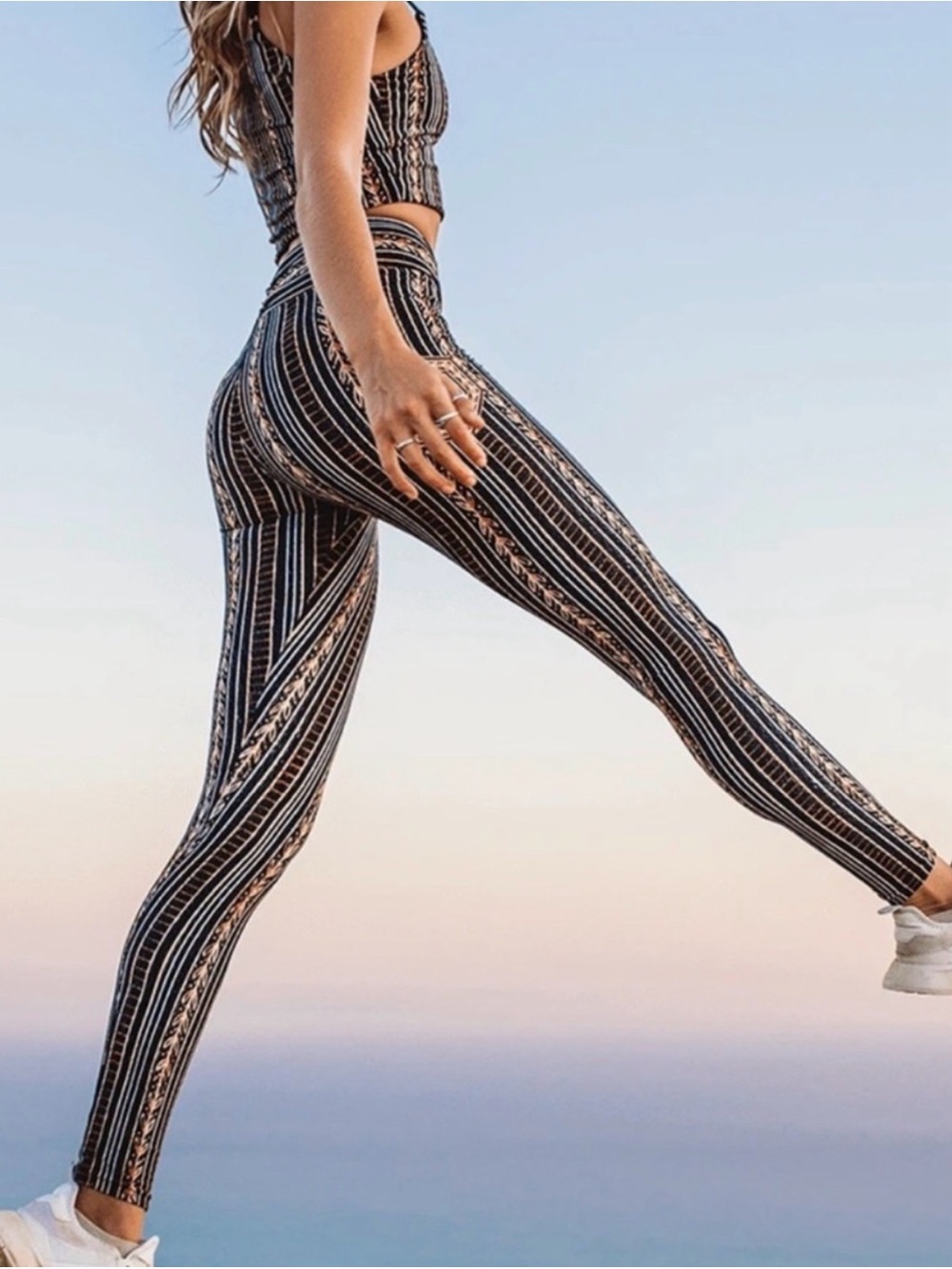 Wolven Threads Zephyr Crossover Pocket Leggings